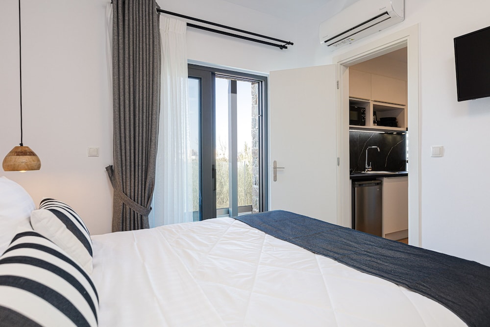 Suite, 1 Bedroom, Partial Sea View thumbnail 6