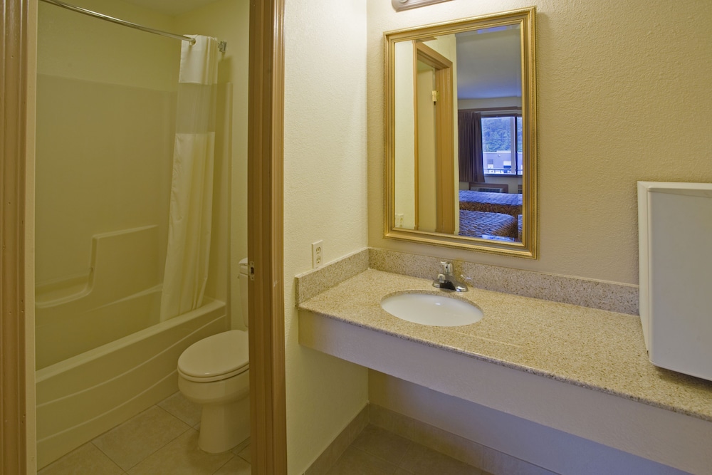 Basic Single Room, 1 King Bed photo 1