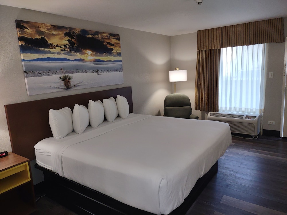 Business Room, 1 King Bed, Non Smoking - Photo 2