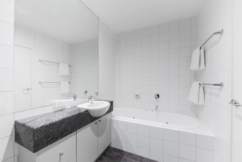Premier Two Bedroom Apartment with View - Photo 18