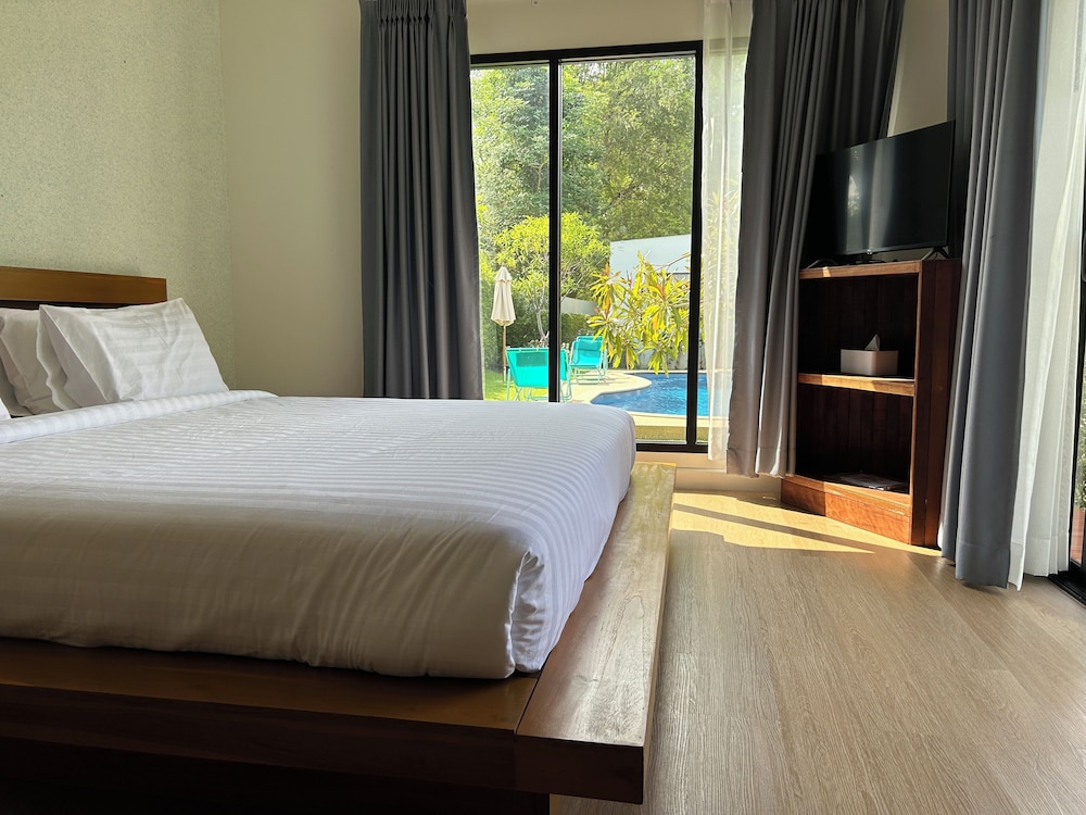 Deluxe Room, Patio, Pool View - Photo 5