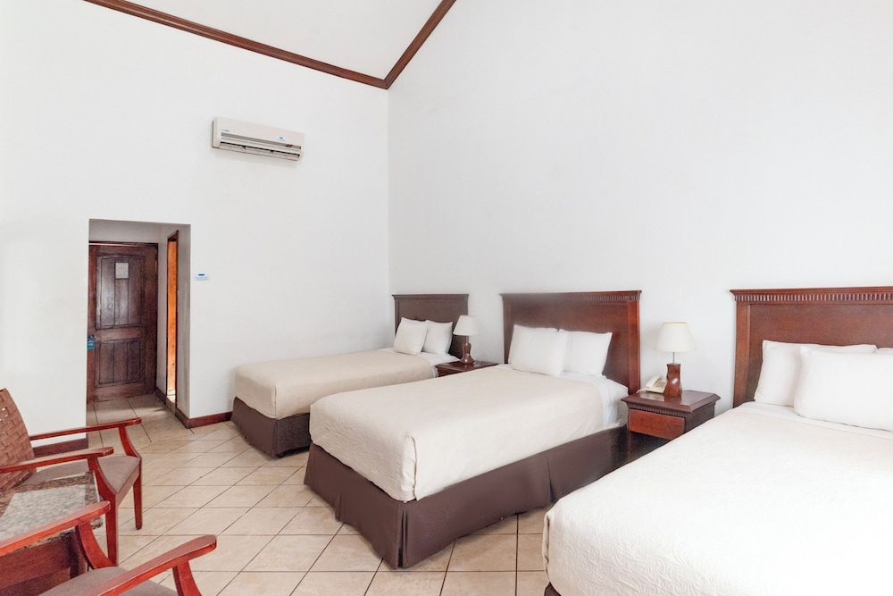 Deluxe Room Multiple beds photo 1
