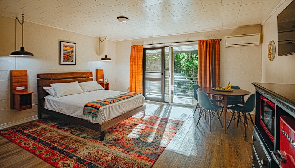 Premium Single Room, 1 King Bed, Non Smoking, Lake View