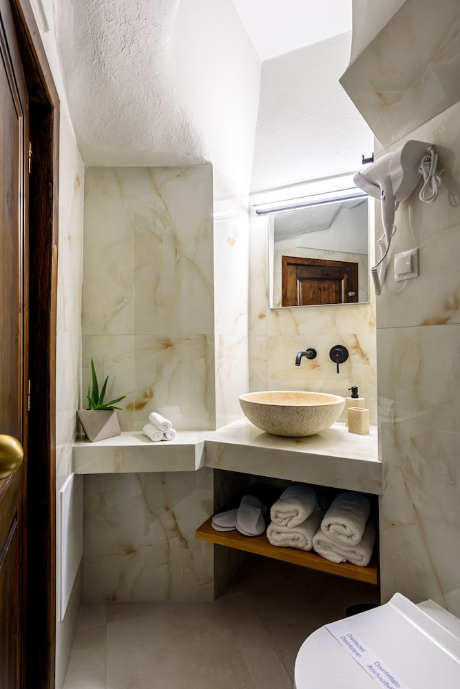 Standard Triple Room - Photo 8