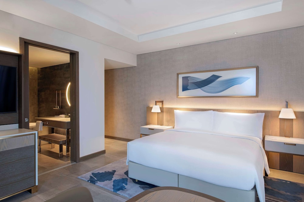 Deluxe Room, 1 King Bed, Bay View (Theme Park Access) — photo 3