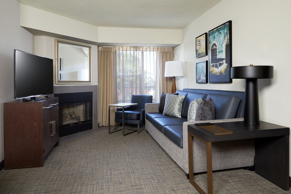 Suite, 2 Bedrooms, Fireplace - Photo 1