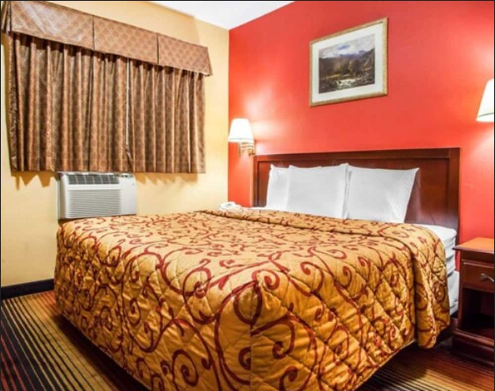 Standard Room, 1 King Bed, Non Smoking - Photo 5