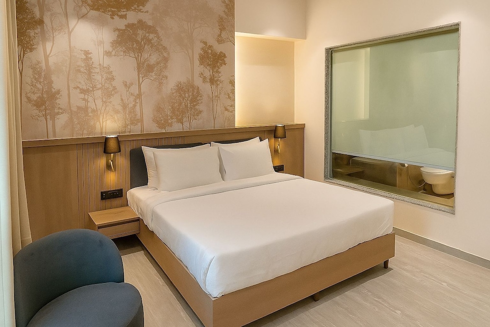 Superior Room, 1 King Bed, City View