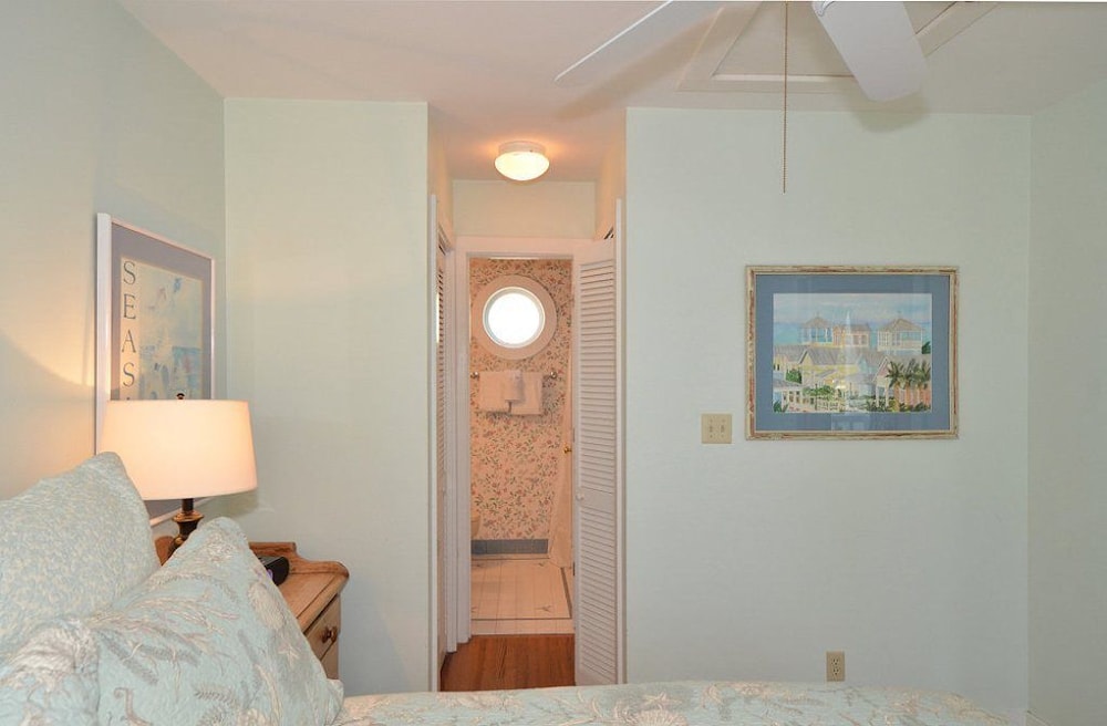 Room (Monday's Child) photo 2