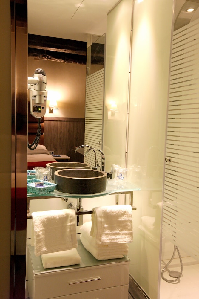 Standard Double Room - Photo 4