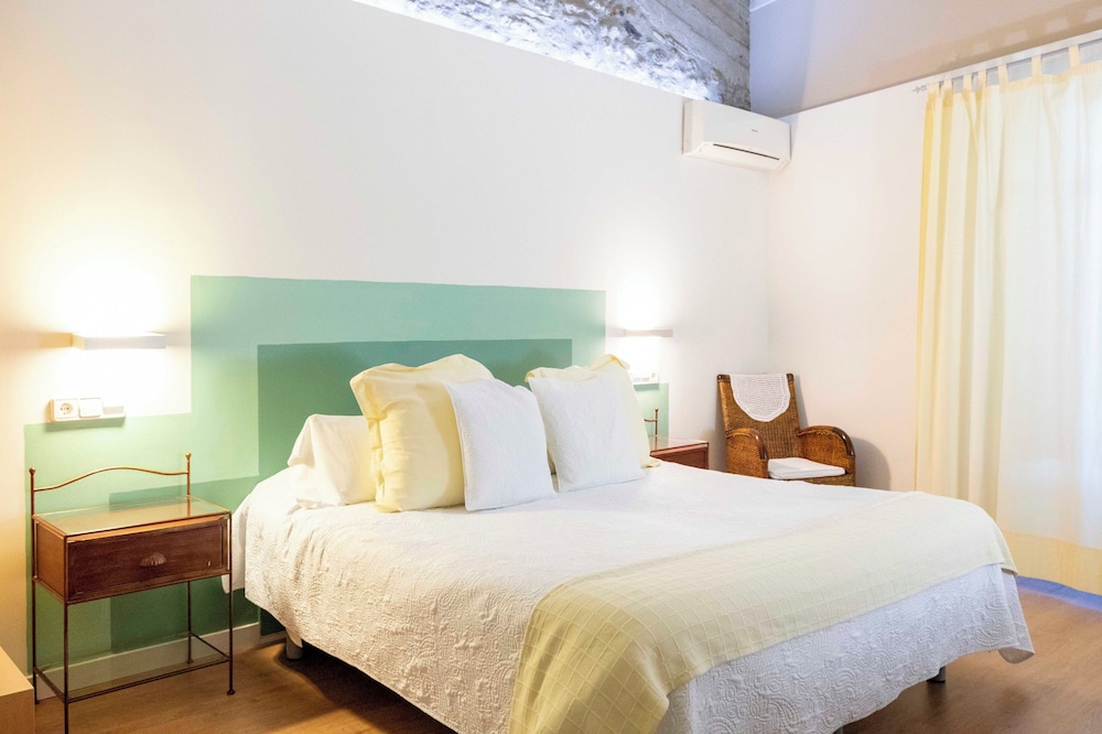 Standard Double or Twin Room - Photo 8