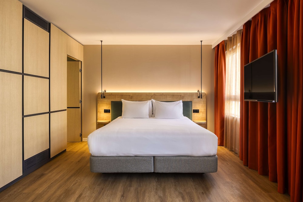 Queen Deluxe Room