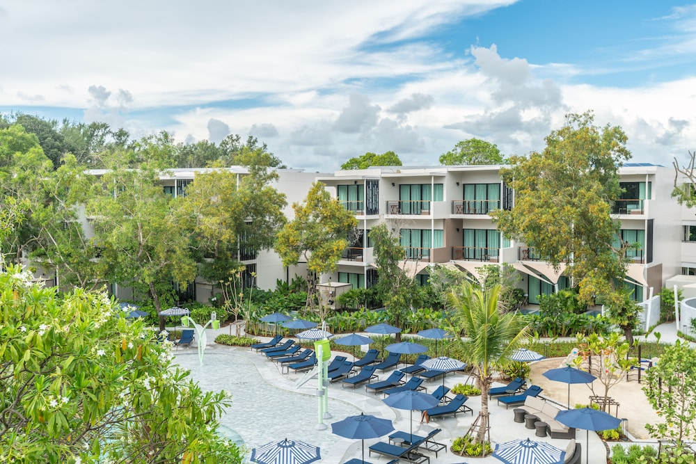 Premium Room, 1 King Bed, Pool View (Terrace) - Photo 7