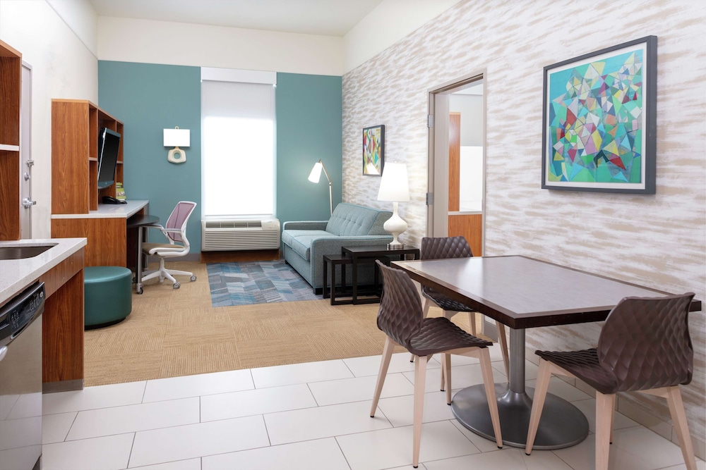 Suite, 1 King Bed, Accessible (Roll-in Shower) - Photo 3