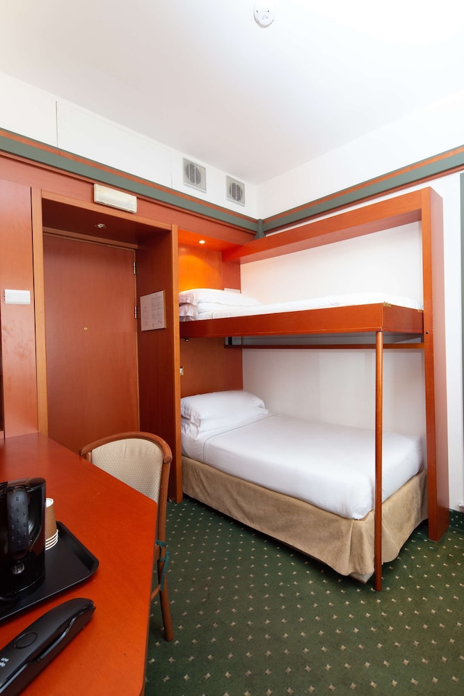 Superior Quadruple Room - Photo 4