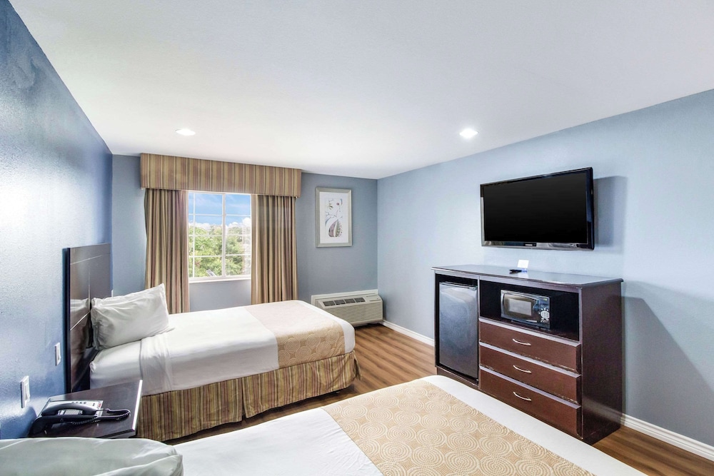 Standard Room, 2 Queen Beds, Smoking photo 3