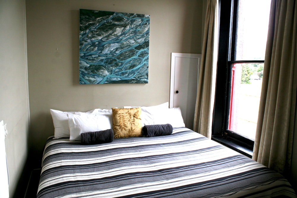 Room 5 Large Queen photo 1