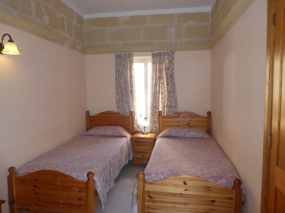 Economy Quadruple Room, Ground Floor (Street View) photo 3
