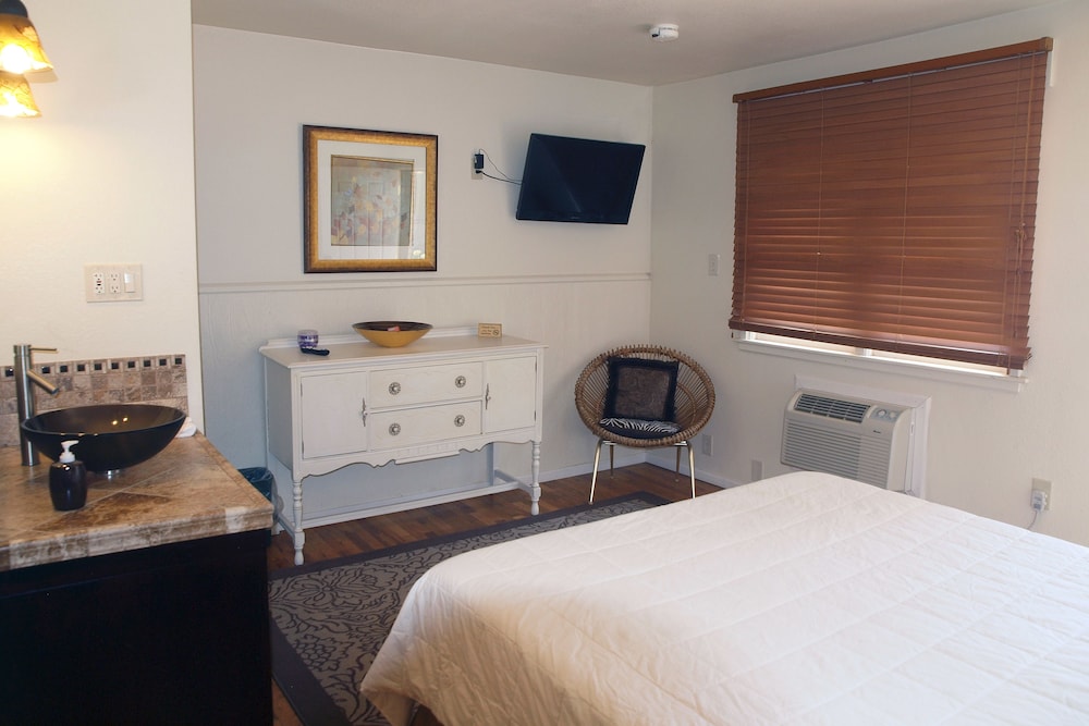 Single Room, 1 Queen Bed, Courtyard Area photo 3
