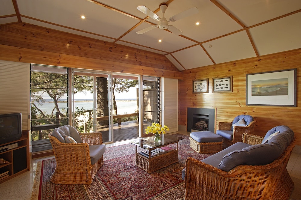 Deluxe Room, 1 King Bed, Fireplace, Beachfront photo 3