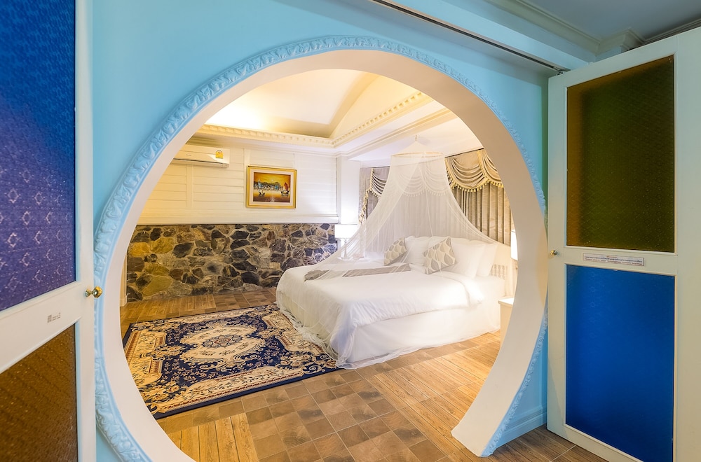 Honeymoon Suite photo 2