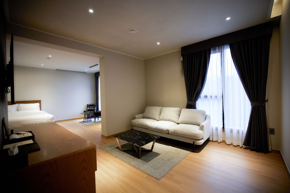 Premium Suite - Photo 10
