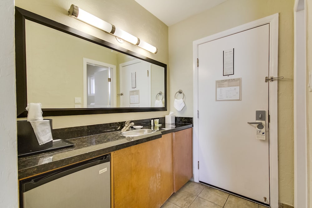 Standard Double Room, 2 Double Beds, Partial Ocean View - Photo 4