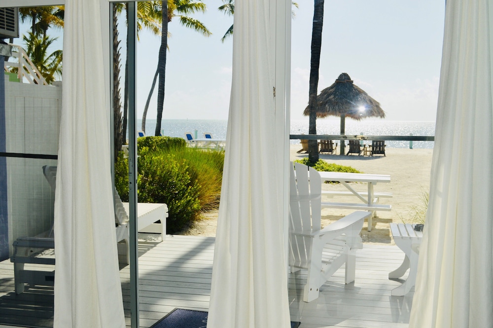 Oceanfront King Suite w/ Kitchen & Private Balcony - Photo 4