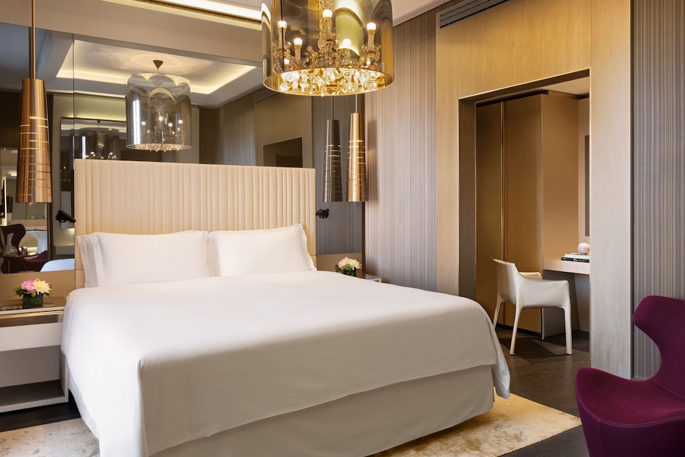 Signature Suite, 1 King Bed thumbnail 5