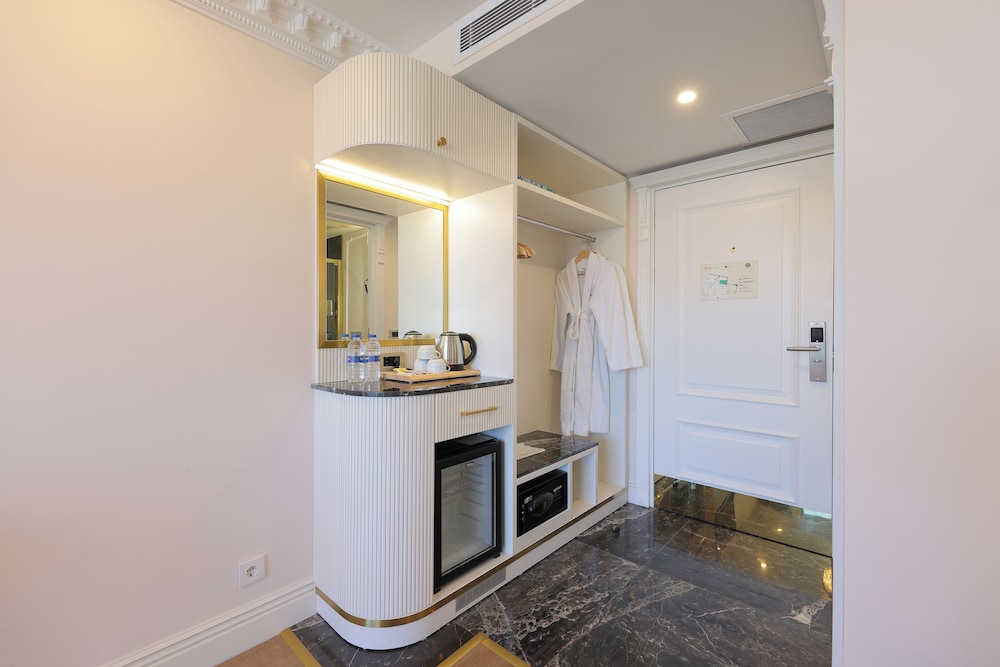 Presidential Room, Bathtub, Sea View photo 3