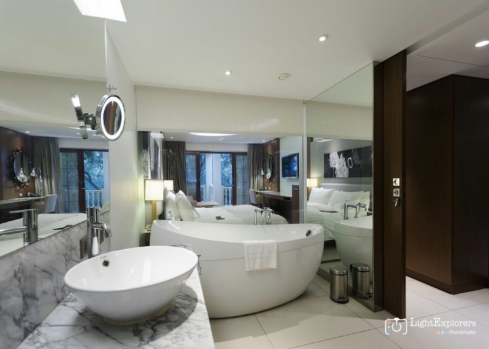 Suite, 1 King Bed, Balcony
