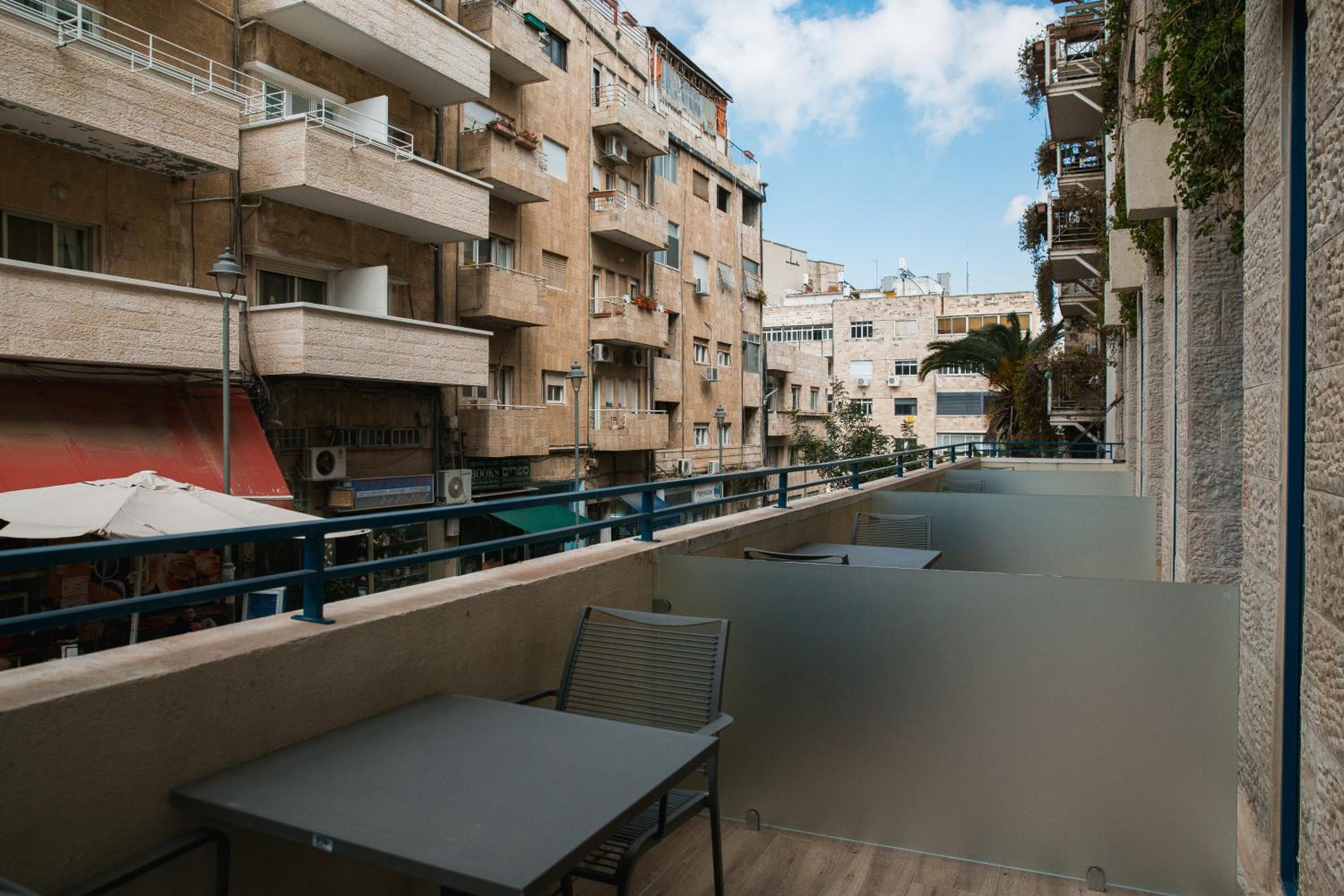 Twin Room with Balcony - Photo 9