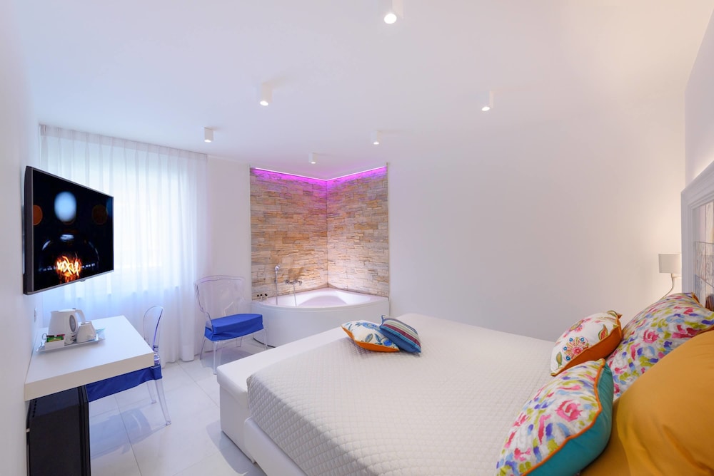 Deluxe Double Room (Adults Only) - Photo 2