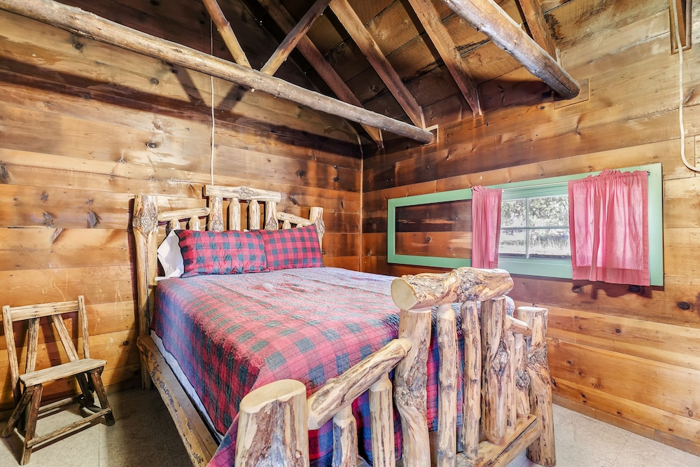 Comfort Cabin, 1 Queen Bed, Mountainside photo 1