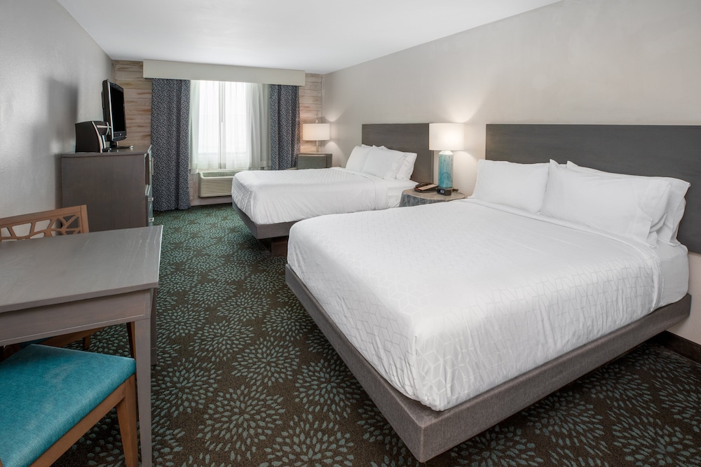 Standard Room, 2 Queen Beds, Pool View - Photo 1