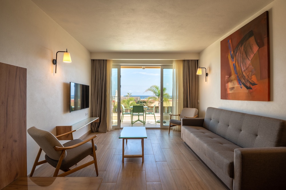 Family Apartment, Balcony, Sea View - Photo 12