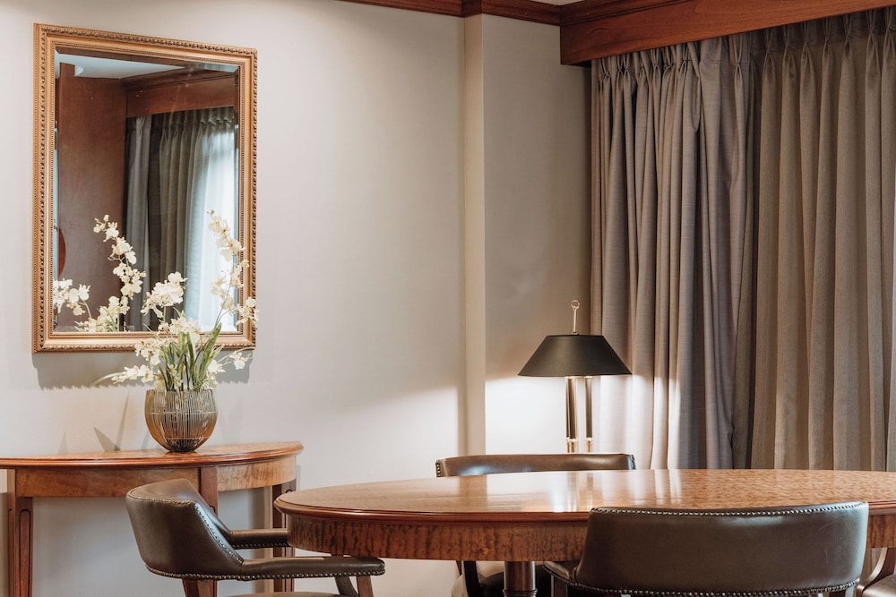 Executive Suite - Photo 18