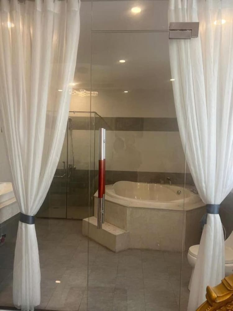Suite Room City View with Bathtub - Photo 11