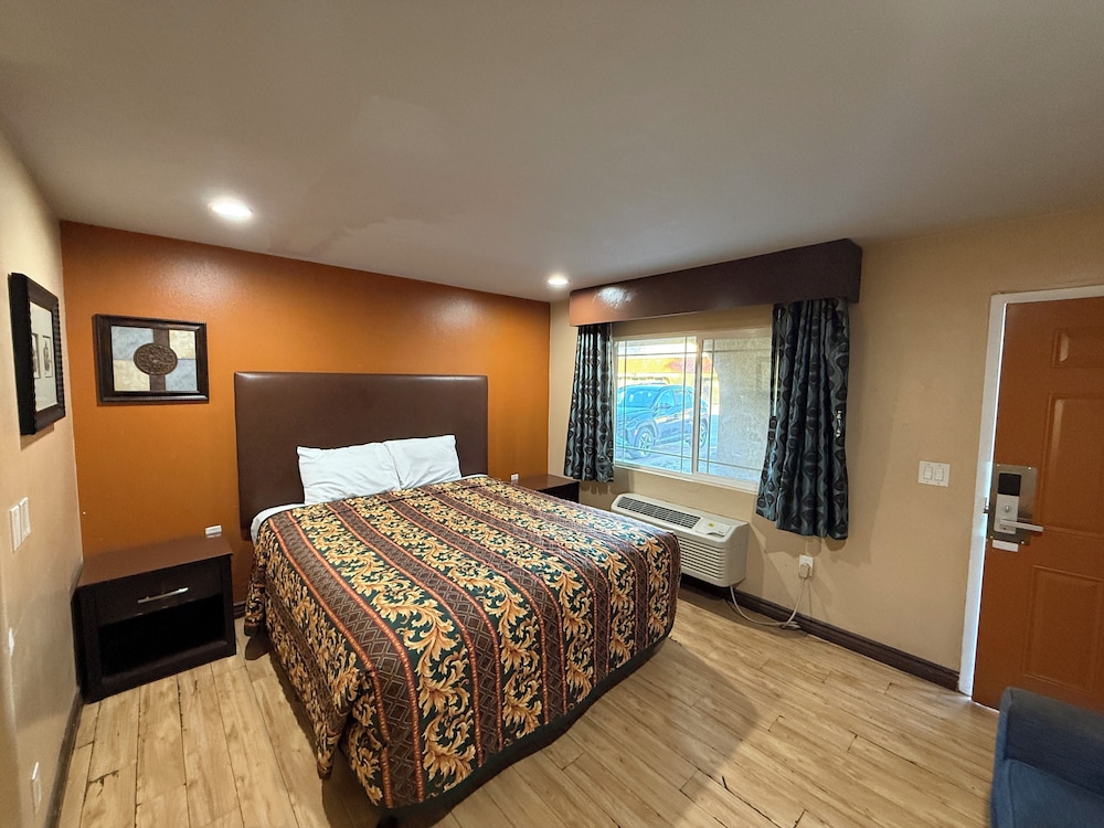 Room, 1 King Bed, Smoking photo 2