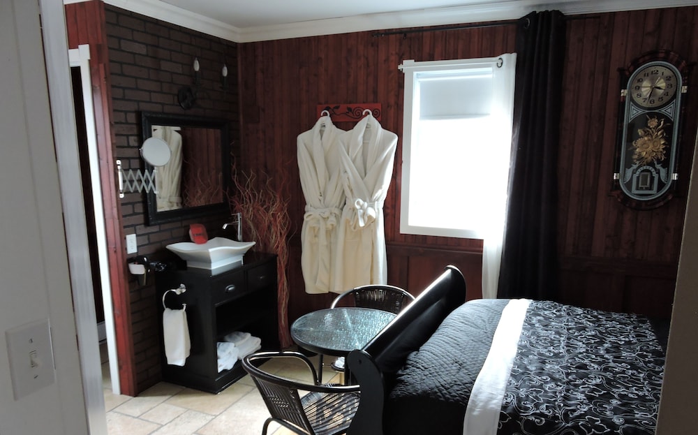 Basic Room, 1 Queen Bed, Fireplace, Lake View photo 3
