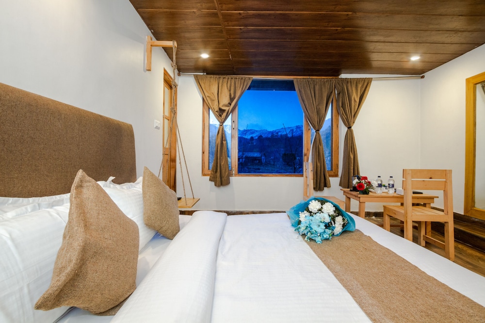 Basic Double Room, 1 King Bed, Mountain View - Photo 3