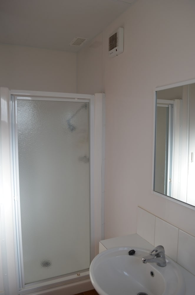 Classic Cabin, 3 Bedrooms (Linen Provided for Master Bedroom Only) photo 2