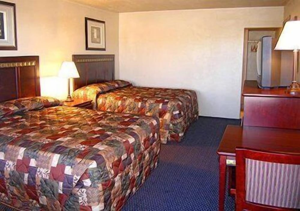 Standard Room, 2 Queen Beds, Non Smoking - Photo 1