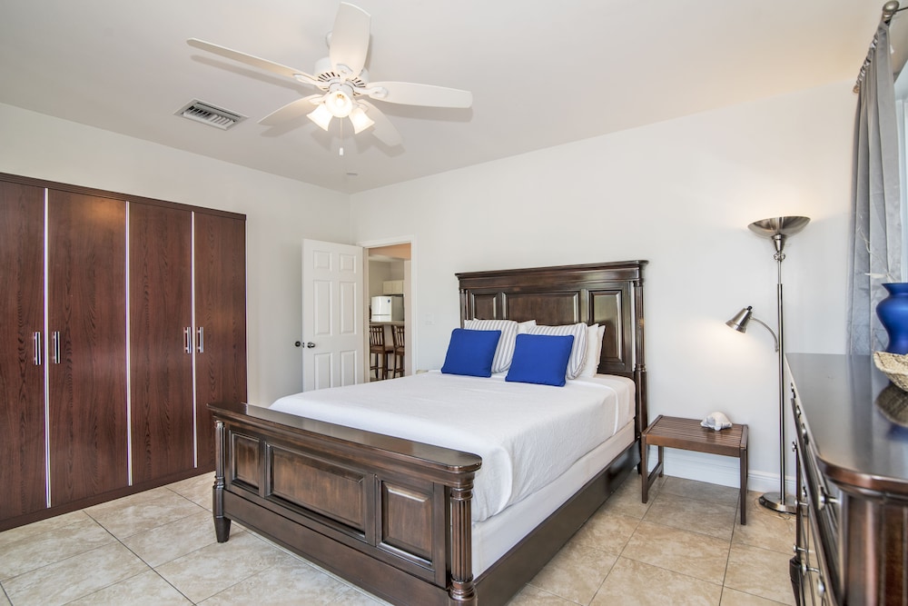 Signature Suite, 2 Bedrooms, Kitchen, Poolside photo 2