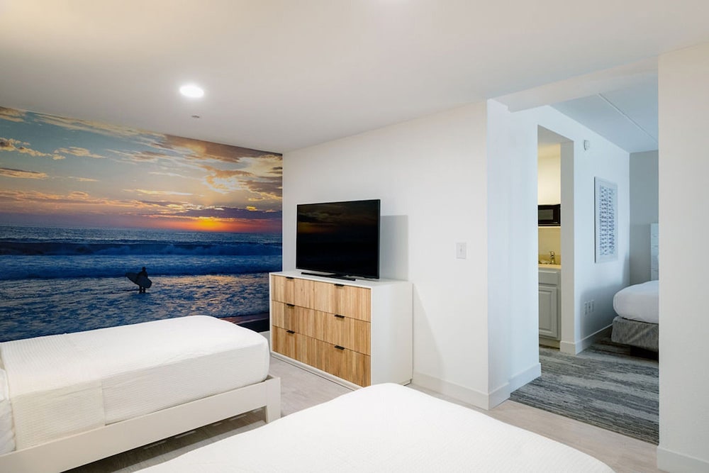 Family Suite (2 Queens and 2 Twin Beds) photo 2