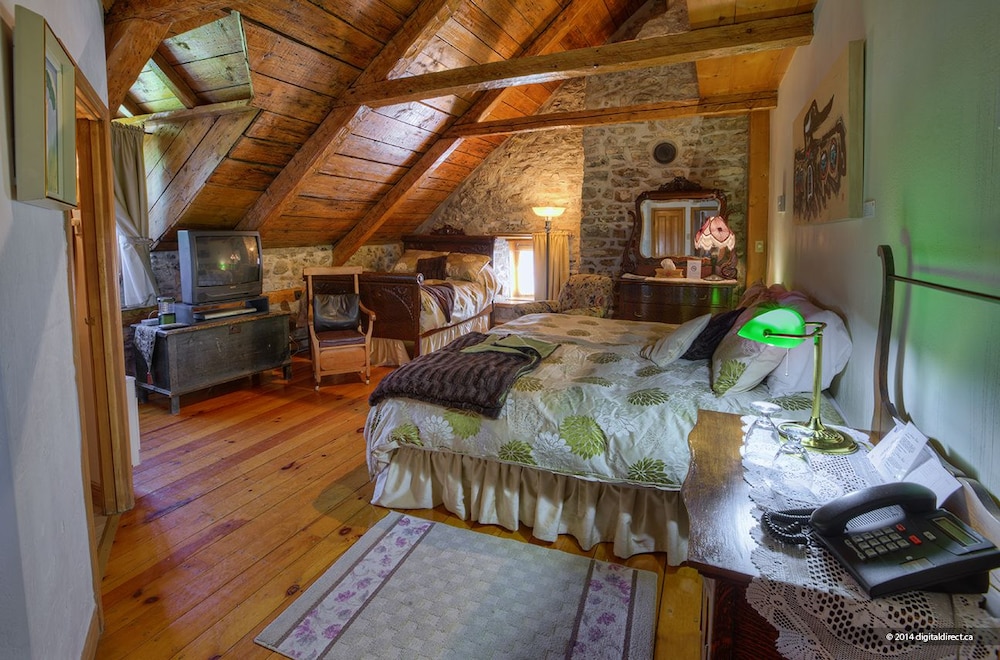 Standard Room, 1 king and 1 double bed