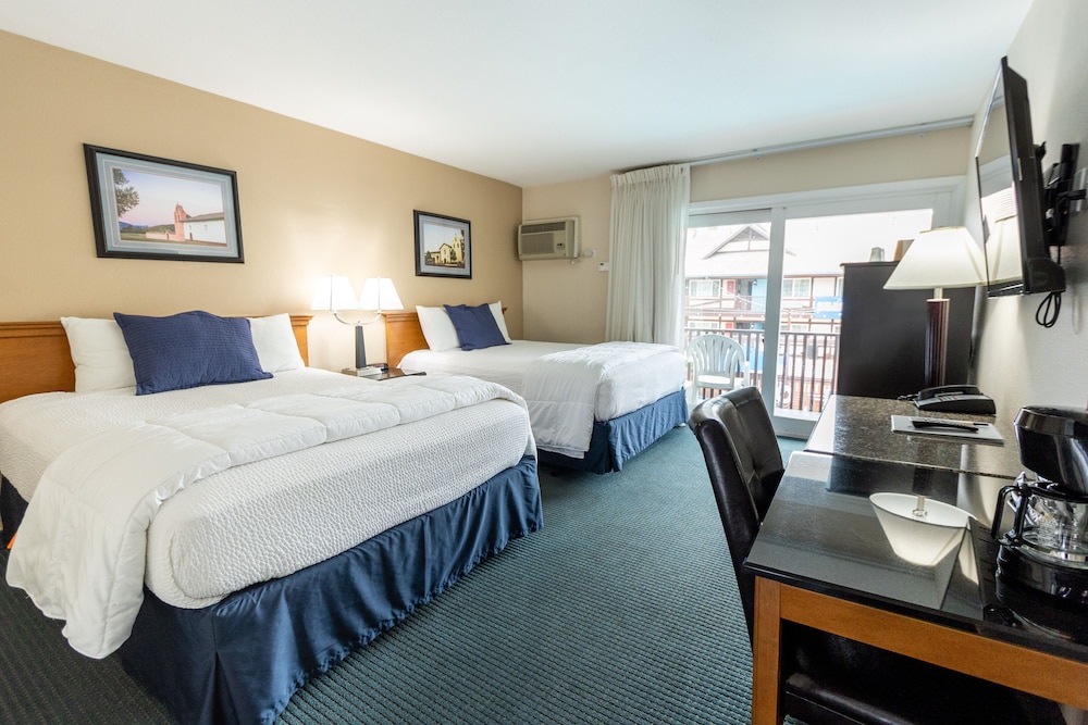 Signature Room, 2 Queen Beds Upstairs, Balcony (2 Queen Beds Nonsmoking) photo 1