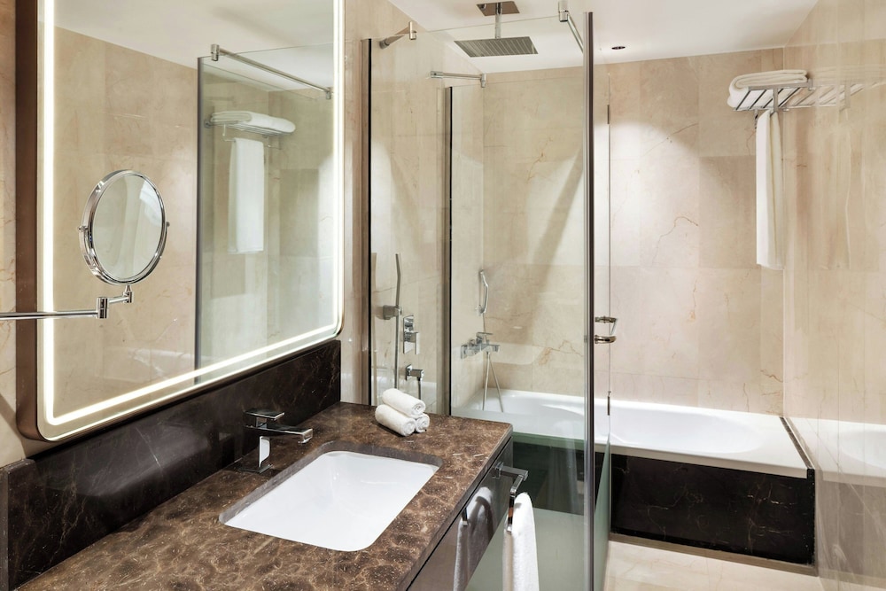 Executive Suite, 1 King Bed, Non Smoking, Pool View