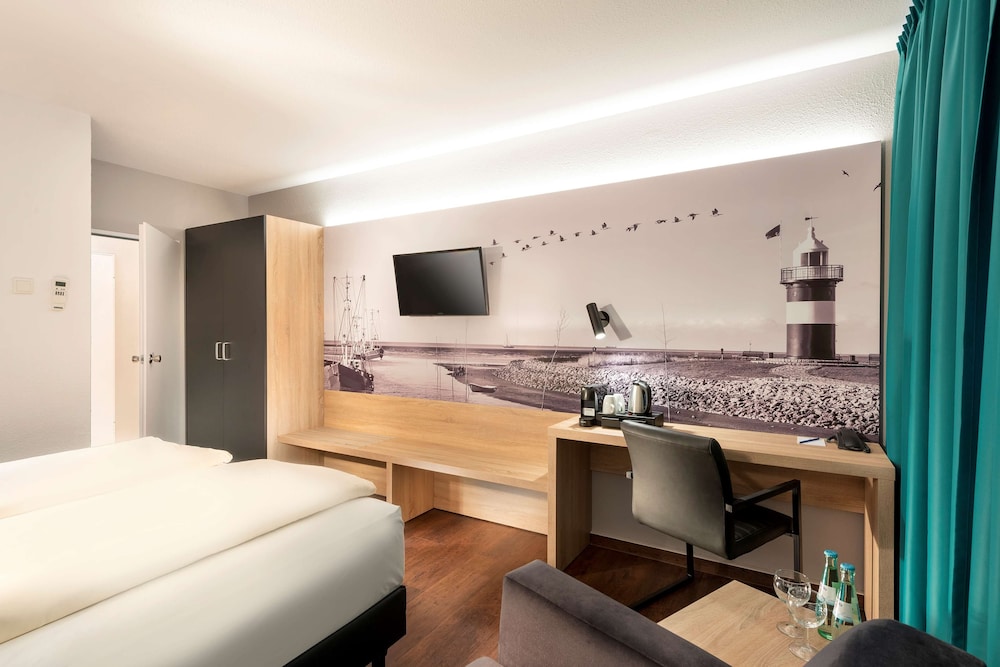 Standard Room, 1 Queen Bed (Business) - Photo 1