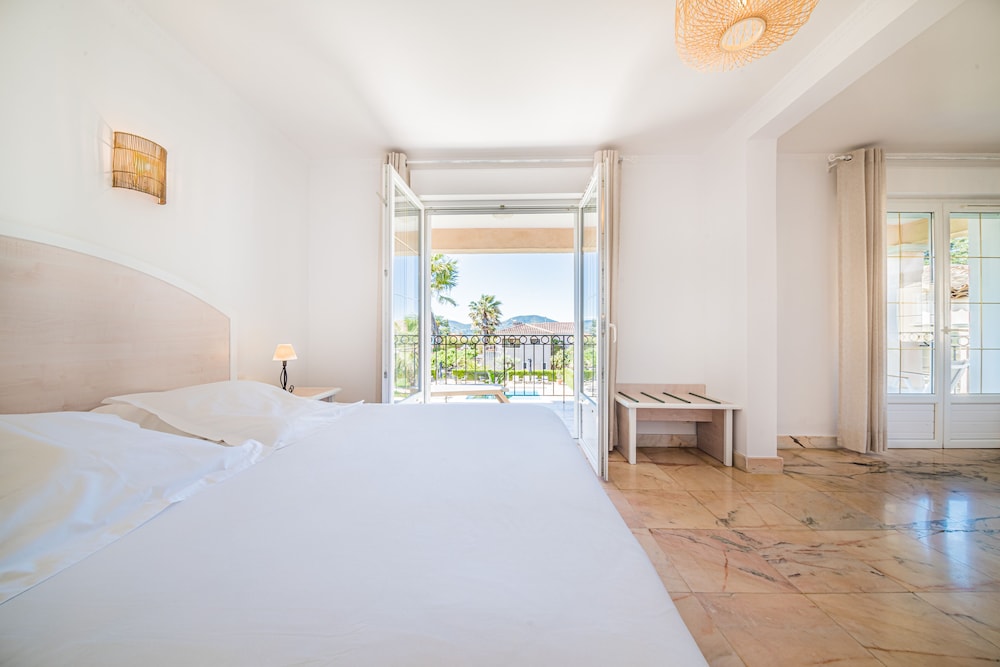 Deluxe Suite - Photo 5